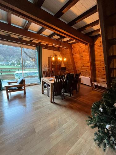 une salle à manger avec une table et des chaises dans l'établissement CHALET- Vallée de LUCHON - Vallée DE LA PIQUE, à Cierp