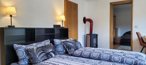 uma sala de estar com um sofá com almofadas azuis e brancas em Suhl - Ihre erholsame Wohnung in Zentrumnähe em Suhl