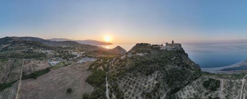 een luchtzicht op een kasteel op de top van een berg bij Omero in Tindari