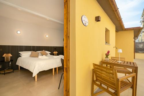 1 dormitorio con 1 cama y reloj en la pared en La casetta di Grace, en Sesto Fiorentino