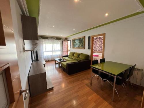 sala de estar con sofá y mesa en Cozy apartment for 6 people - Port Aventura, en Vila-seca