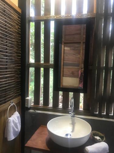 łazienka z umywalką i oknem w obiekcie Amazona Lodge w mieście Leticia