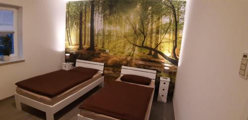 Zimmer mit 2 Betten und Wandgemälde in der Unterkunft Ferienwohnung Nordsee in Krummhörn