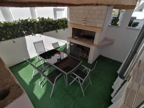 vistas panorámicas a un patio con mesa y sillas en Apartments Paola en Trogir
