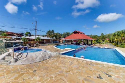 エラドゥーラにあるVilla Paraíso Coco 20, near to beach, town & poolの- ガゼボ付きのリゾートのプール