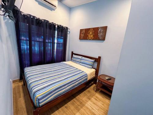 um pequeno quarto com uma cama e uma janela em Villa Paraíso Coco 20, near to beach, town & pool em Herradura