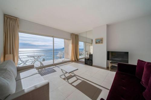 un salon avec vue sur l'océan dans l'établissement Beautiful studio with great sea view, à Cannes
