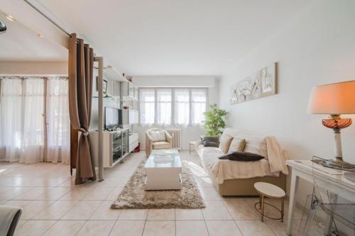 un salon avec un canapé et une table dans l'établissement Nice studio heart of Cannes, à Cannes