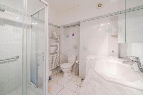 une salle de bain avec toilettes, lavabo et douche dans l'établissement Nice studio heart of Cannes, à Cannes
