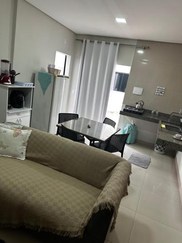 - un salon avec un canapé et une table dans l'établissement Casa 05 Dona D. PX A JK, à Palmas