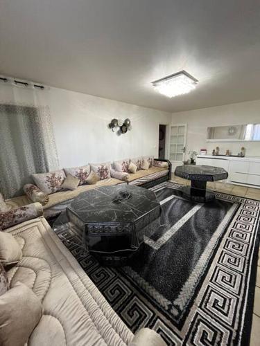 un salon avec un canapé et une table dans l'établissement Appartement, à Toulouse