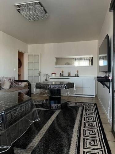 un salon avec un canapé et une table dans l'établissement Appartement, à Toulouse