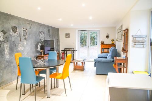 una sala da pranzo e un soggiorno con tavolo e sedie. di Gîte des PRARY des Mille étangs a Ternuay-Melay-et-Saint-Hilaire