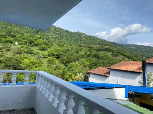 balcón con vistas a la montaña en HOTEL VILLA CAMPESTRE Aventureros, en San Gil