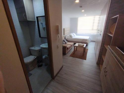 ein kleines Bad mit einem WC und einem Sofa in der Unterkunft Apartamento de Estudio en Bogotá, Casco central in Bogotá