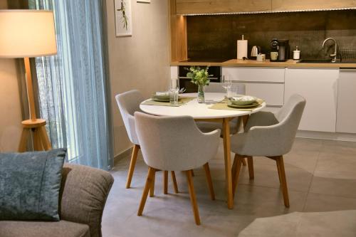 a dining room table and chairs in a kitchen at Olive Apartman in Alsóörs