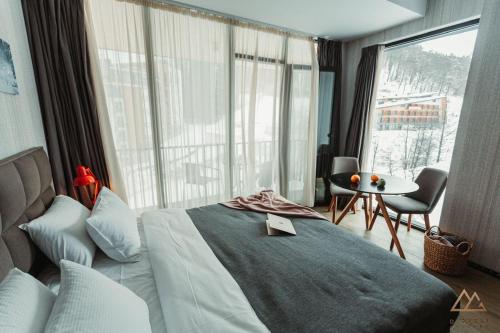 Gulta vai gultas numurā naktsmītnē Cosy Apartment in Bakuriani Near Didveli Ski Lifts