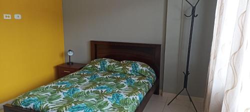 1 dormitorio con 1 cama y chimenea en Apartaestudio amoblado, en Piendamó