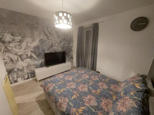 Un dormitorio con una cama y un televisor en una pared. en Apartament nad Wisłą, bezpłatny parking, AWG APARTMENTS, en Cracovia