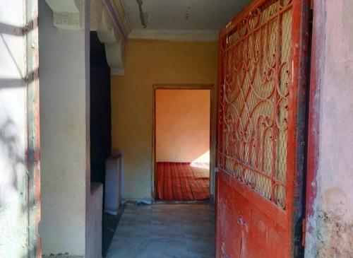 otwarte drzwi do pokoju z łóżkiem w tle w obiekcie Ourika Mountains View w mieście Irghaf