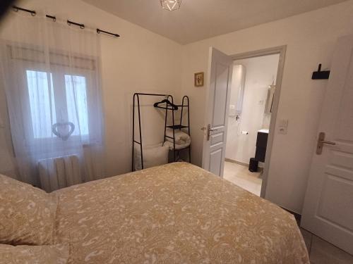 1 dormitorio con cama, ventana y puerta en Super F2 à 5mn aéroport d'Orly, en Paray-Vieille-Poste