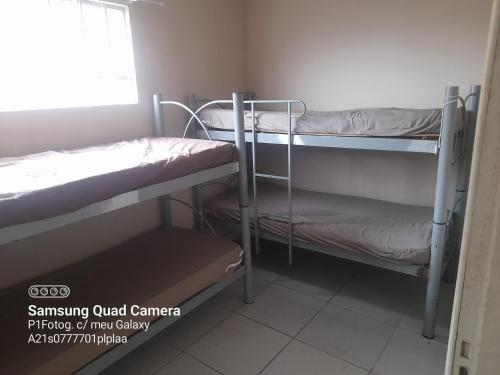 Bunk bed o mga bunk bed sa kuwarto sa Apartameto em Muriqui - RJ - Apto. 201