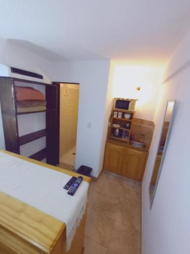 een kleine kamer met 2 bedden en een keuken bij Los Tatas ,departamento in Purmamarca