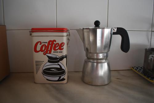 une boîte de café assise à côté d'un mixeur dans l'établissement Casa rural La Endrina, à Terriente