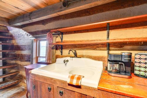 eine Küche mit einer Spüle und einer Kaffeemaschine in der Unterkunft Historic Jonesborough Cabin with Fire Pit and Grill! in Jonesborough