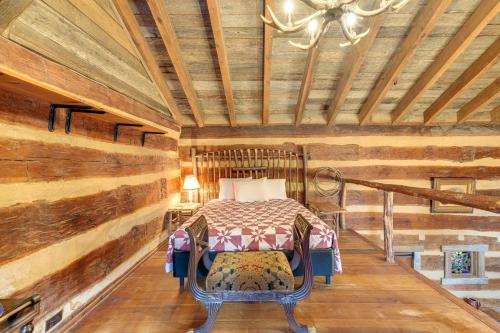 ein Schlafzimmer mit einem Bett in einem Zimmer mit Holzwänden in der Unterkunft Historic Jonesborough Cabin with Fire Pit and Grill! in Jonesborough