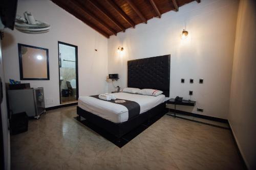 1 dormitorio con 1 cama grande en una habitación en Hotel Panorama Medellín, en Medellín