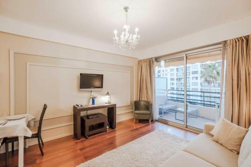 un salon avec un canapé, une table et une télévision dans l'établissement Wdf studio right in the heart of Cannes!!, à Cannes