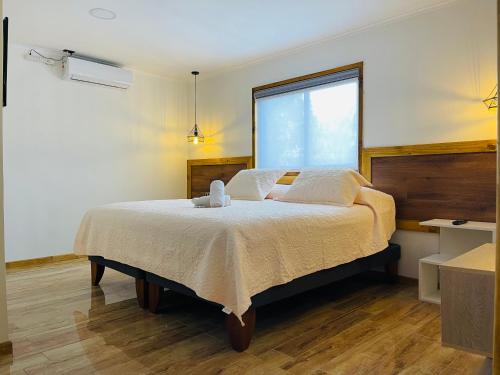 a bedroom with a large bed with a window at Residencial Victoria Said in Linares