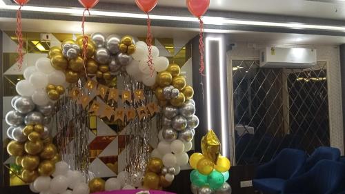 een hoop ballonnen hangend aan een muur bij Hotel JVW Arena in Motīhāri