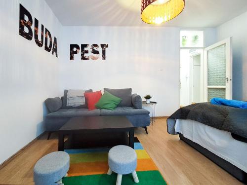 een woonkamer met een bank en een bed bij Walnut Flat FREE PARKING in Boedapest