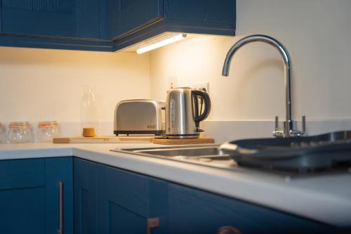 Kuchyň nebo kuchyňský kout v ubytování The Links Suites