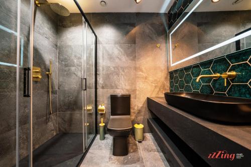 een badkamer met een zwart toilet en een wastafel bij Avalon Boutique in Valletta