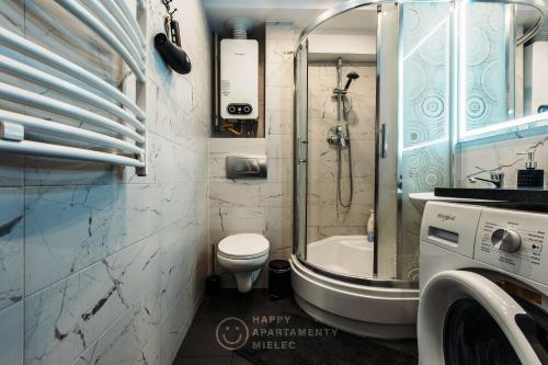 y baño con ducha, aseo y lavamanos. en Happy - Happy Apartamenty Mielec, en Mielec