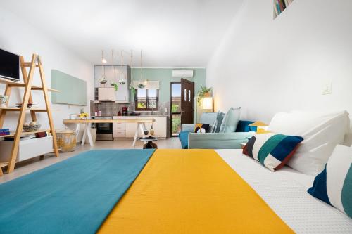 una stanza con un letto con una coperta gialla e blu di Studio Casa Di Christina a Chania