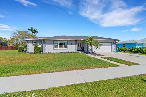 Gallery image of Inviting Lakeview Home l Pool l Close to Beaches in Marco Island