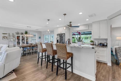 Gallery image of Inviting Lakeview Home l Pool l Close to Beaches in Marco Island