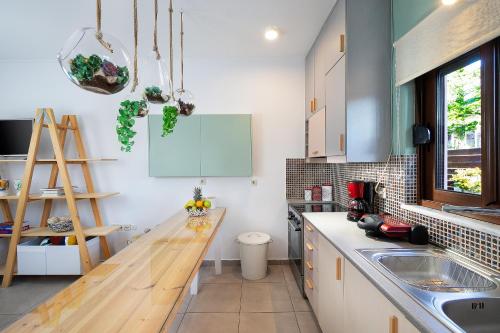 una cucina con un piano di lavoro in legno e un lavello di Studio Casa Di Christina a Chania