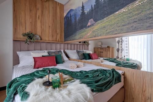 - une chambre avec 2 lits et des couvertures dans l'établissement Apartament z prywatną sauną przy termach Bania, à Białka Tatrzańska