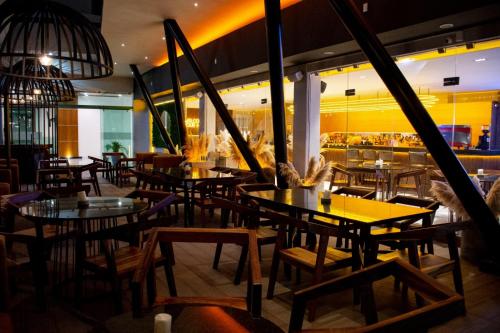 un restaurant avec des tables et des chaises ainsi qu'un bar dans l'établissement HOTEL TRAMONTO MAZATLAN, à Mazatlán