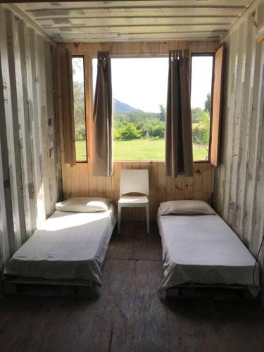 3 camas en una habitación con ventana en Glamping in Uruguay’s hidden gem en Piriápolis