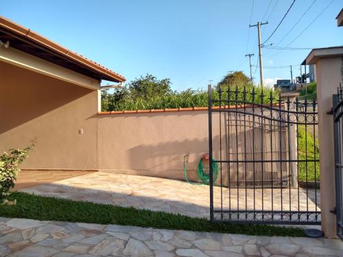 a gate in the side of a house at Pousada Castelinho Conservatória in Conservatória