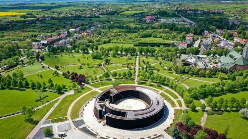 una vista aérea de un edificio en un parque en Hotel Gromada Medical SPA Busko Zdrój, en Busko-Zdrój