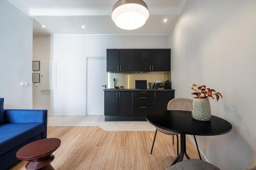 un salon avec un canapé bleu et une table dans l'établissement Au Coeur de La Libé - AC - CENTRAL - près tram et supermarchés - lit XXL, à Nice