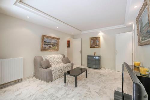 uma sala de estar com um sofá e uma televisão em Wdf one bedroom heart of Cannes em Cannes