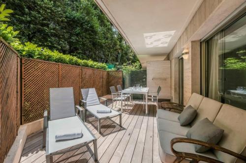 un patio avec un canapé, des tables et des chaises dans l'établissement Wdf one bedroom heart of Cannes, à Cannes